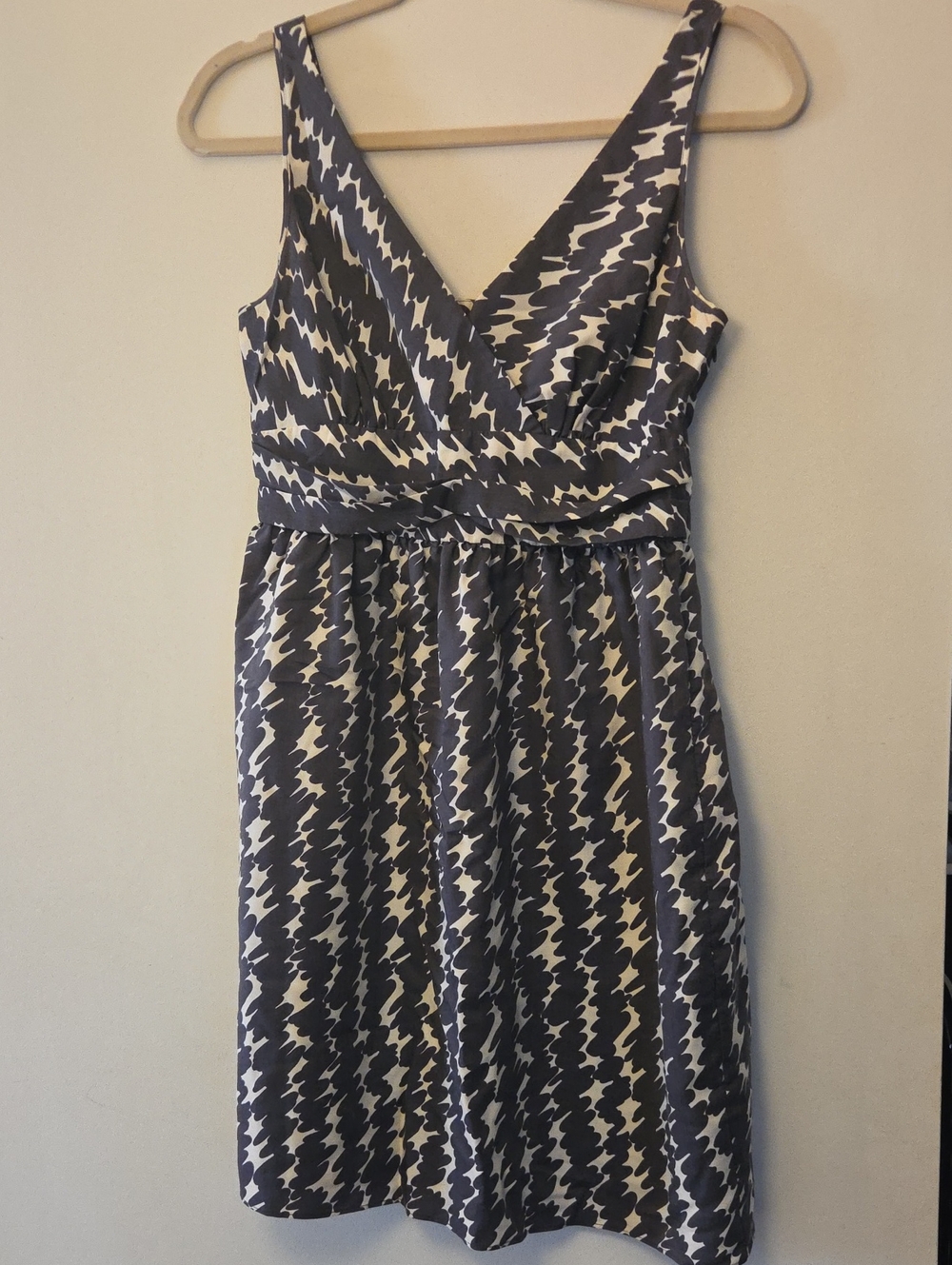 Ann Taylor Black and White Sleeveless V-Neck Midi Dress